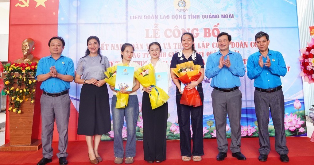 Lãnh đạo Liên đoàn Lao động tỉnh Quảng Ngãi trao quyết định công nhận Ban Chấp hành Công đoàn cơ sở Công ty TNHH Thương mại, sản xuất và dịch vụ Tân Thành Phú. Ảnh: Bảo Hòa
