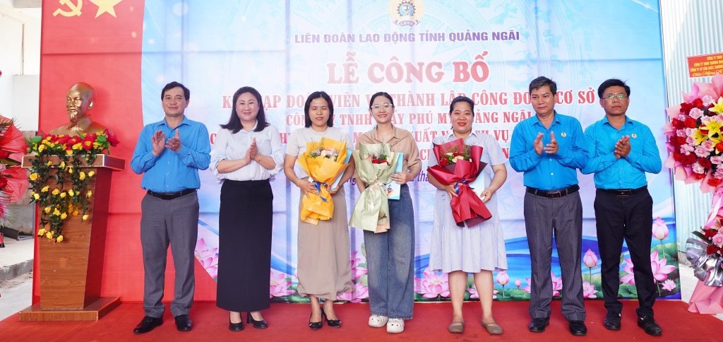 Lãnh đạo Liên đoàn Lao động tỉnh Quảng Ngãi trao quyết định công nhận Ban Chấp hành Công đoàn cơ sở Công ty CP Sản xuất, Thương mại, Xuất nhập khẩu Dung Quất. Ảnh: Bảo Hòa