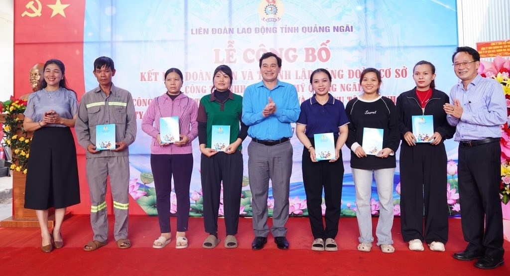 Liên đoàn Lao động tỉnh Quảng Ngãi trao quà cho các đoàn viên, người lao động. Ảnh: Bảo Hòa