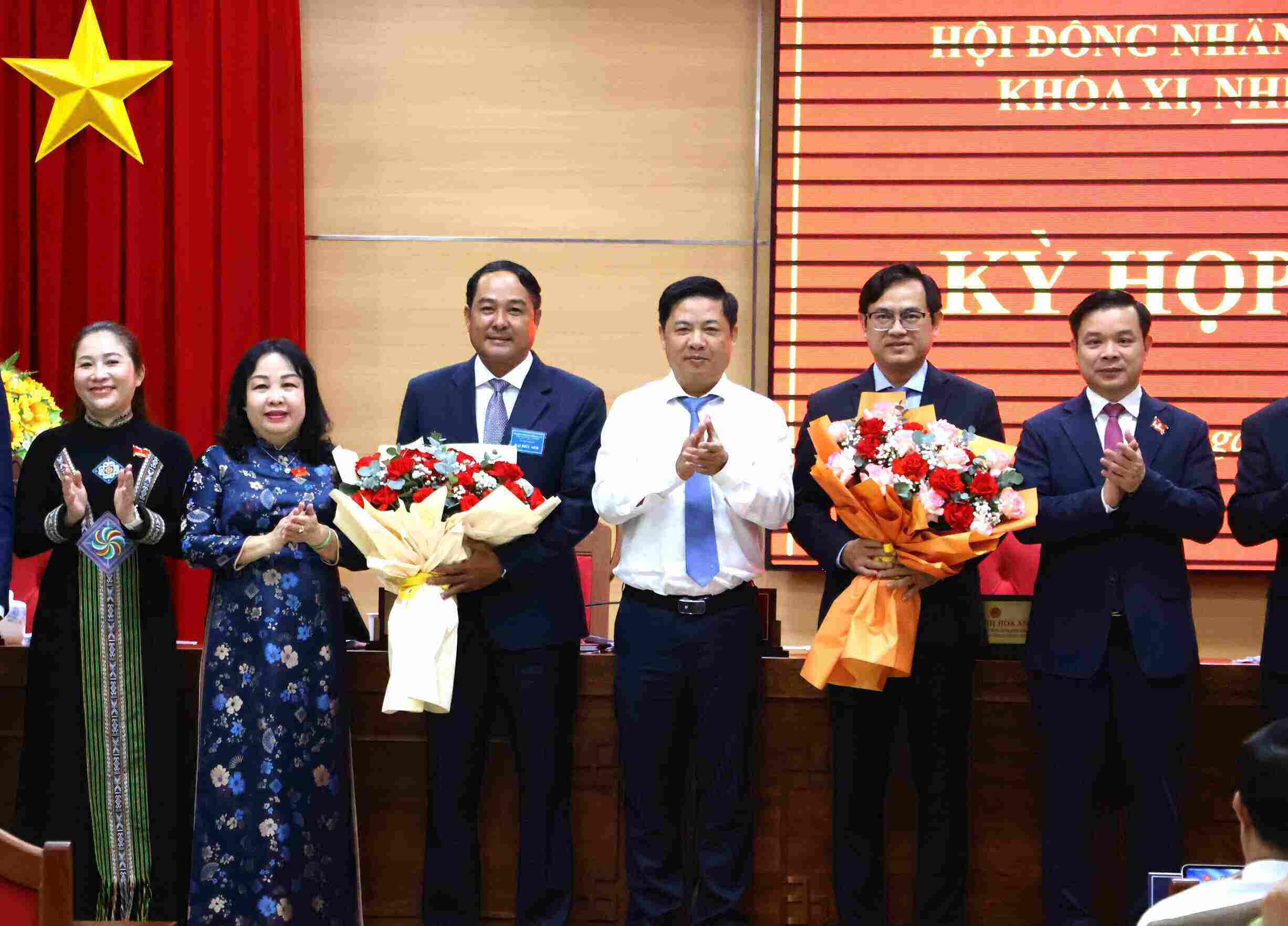 Leaders of the Provincial Party Committee, Provincial People's Council, and Dak Lak Provincial People's Committee present flowers to congratulate Mr. Y Nhuan Bya - the new Vice Chairman of Dak Lak Provincial People's Committee, term 2026 - 2031. Photo: Bao Trung