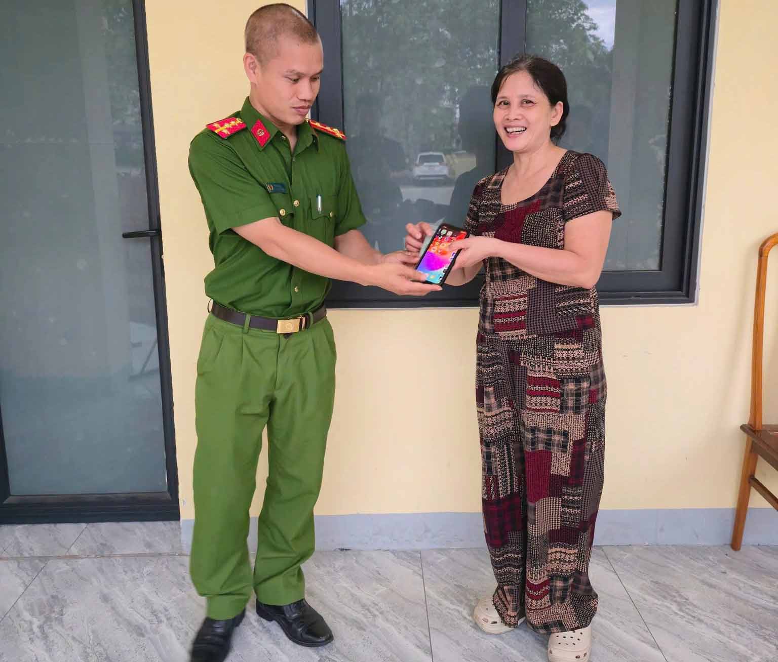 Receiving property picked up by 2 young children, Bac Hong Linh Ward Police verified and returned it to the person who dropped it. Photo: Ha Tinh Police
