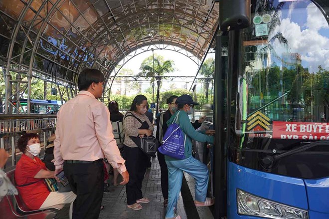 Passengers catch a bus in the Saigon Bus Station area (Ben Thanh ward, Ho Chi Minh City). Photo: Nhu Quynh