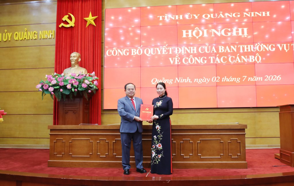 Mr. Quan Minh Cuong - Member of the Party Central Committee, Secretary of the Provincial Party Committee, Head of the National Assembly Delegation of Quang Ninh province - presents the decision to Ms. Nguyen Thi Thuy - Secretary of the Party Committee of Hong Gai ward. Photo: Thu Chung