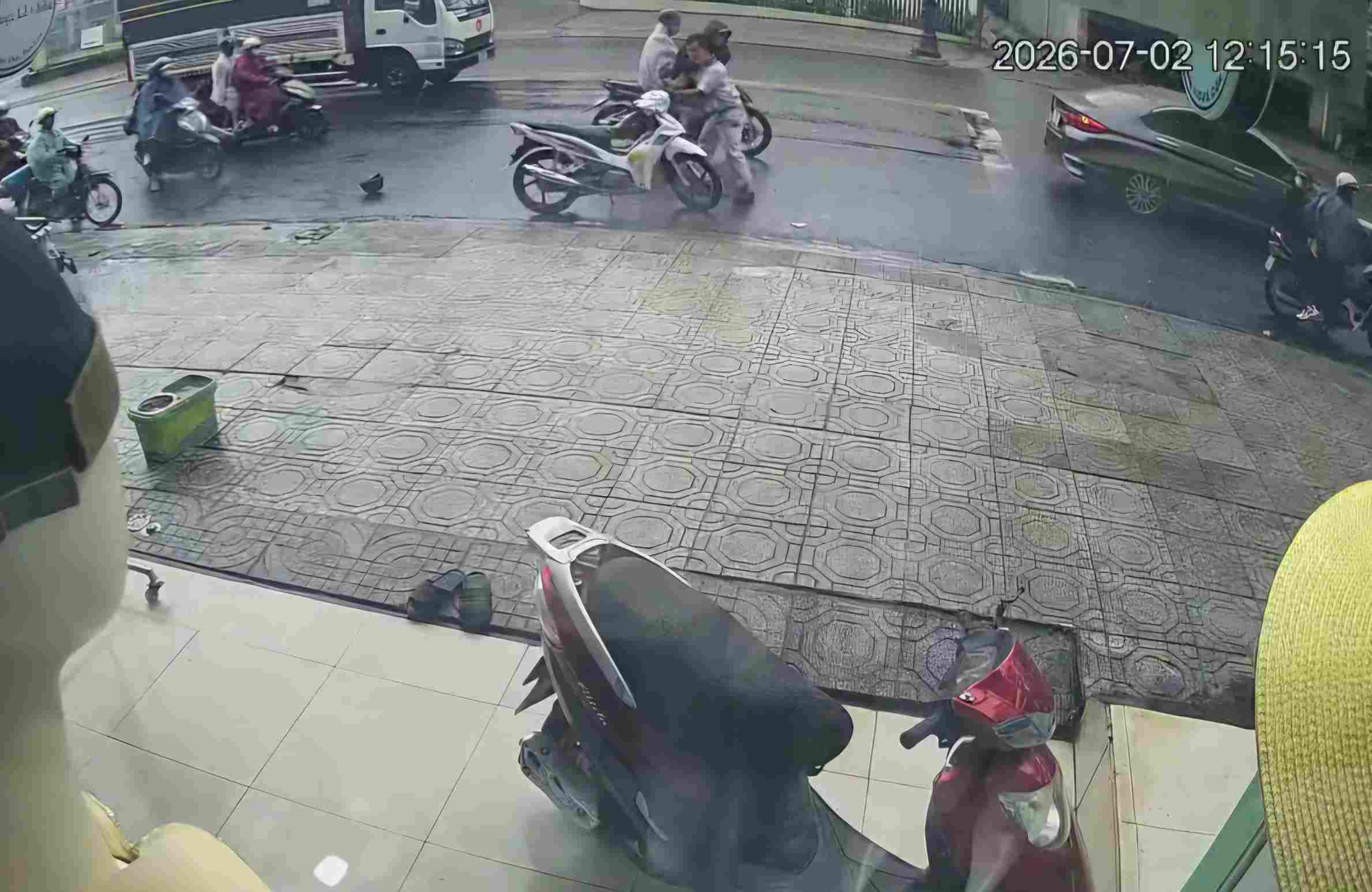 Thời điểm đối tượng tấn công, hành hung cướp xe máy của người đi đường. Ảnh: Cắt từ clip