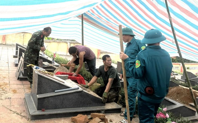 Các lực lượng lấy mẫu để phục vụ công tác giám định ADN tại Nghĩa trang xã Yên Bình. Ảnh: Bích Thu 