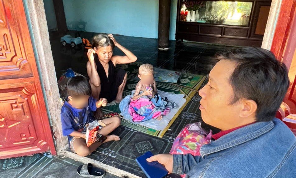 Mong ước lớn nhất của gia đình là có tiền để đưa cháu Hùng đi bệnh viện điều trị. Ảnh: Minh Huy