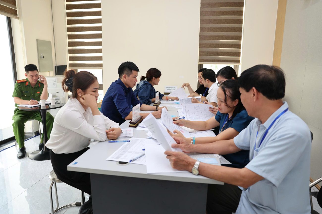 Người dân nộp hồ sơ mua nhà ở xã hội thuộc Khu đô thị mới Thanh Lâm - Đại Thịnh 2, xã Quang Minh, Hà Nội (đợt 1). Ảnh: Hợp Phúc