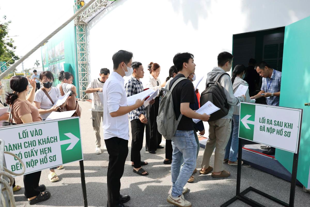 People line up, waiting to submit applications. Photo: Hop Phuc