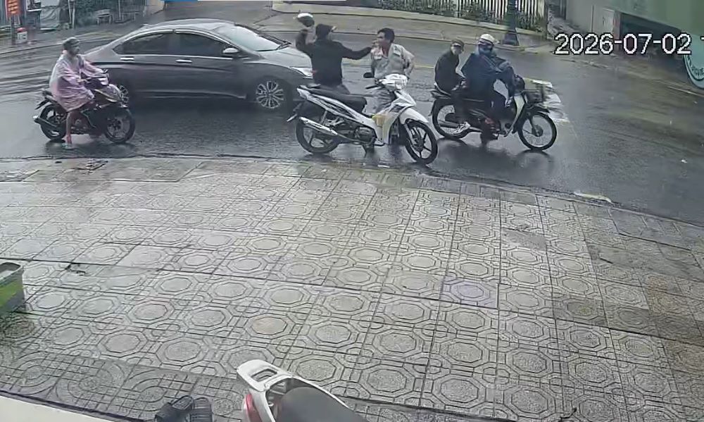Arresting a robber who controlled and robbed a motorbike during the day in Lam Dong