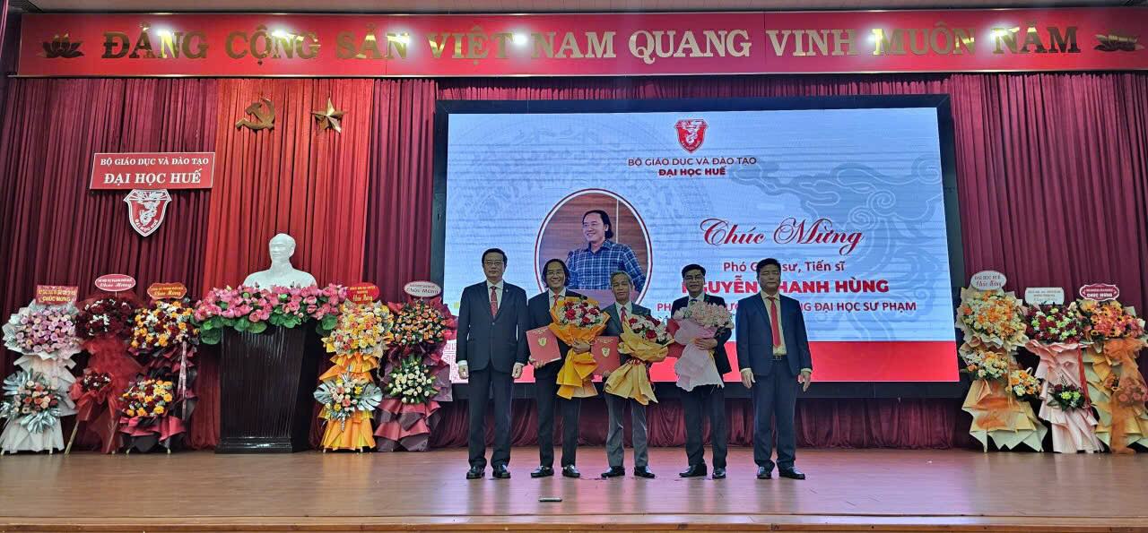 Les dirigeants de l'université de Huế félicitent le personnel de l'université pédagogique. Photo: Phúc Đạt.