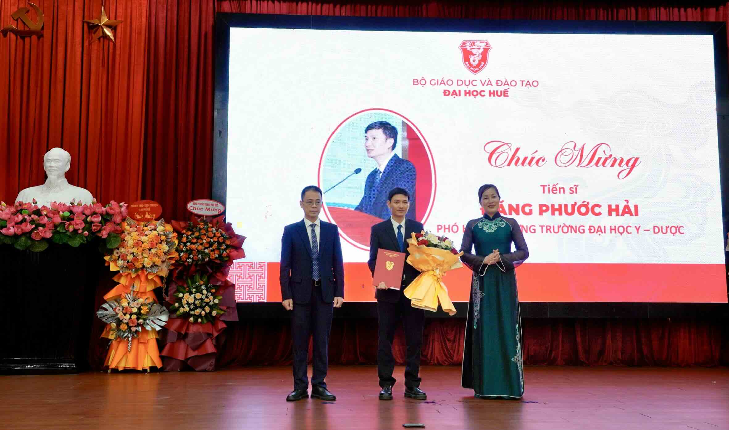 TS Đặng Phước Hải được bổ nhiệm giữ chức Phó Hiệu trưởng Trường Đại học Y - Dược, Đại học Huế. Ảnh: Thu Mai.