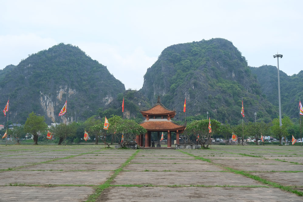 Ghé thăm nhà bia tưởng niệm vua Lý Thái Tổ ở Ninh Bình
