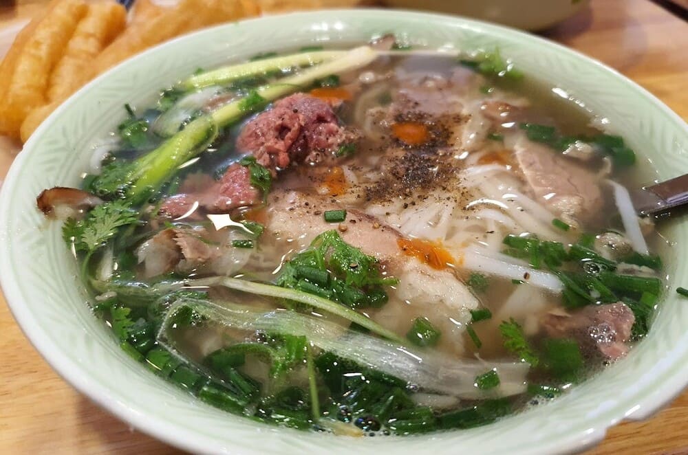 雨風の強い日に家族をもてなす、美味しくて質の高い牛肉フォーの作り方。写真:トゥアン・ダット