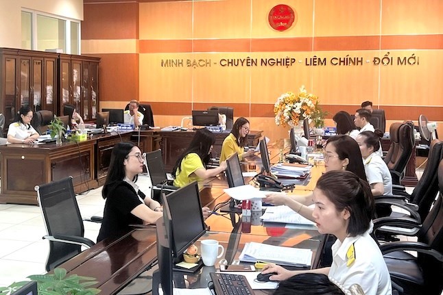 The Government promulgates new regulations on badges, insignia, uniforms and signs of tax officials. Photo: Tax Department