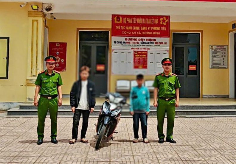 Huong Binh Commune Police have clarified that 2 teenagers were not wearing helmets, riding motorbikes swerving and zigzagging. Photo: Ha Tinh Police