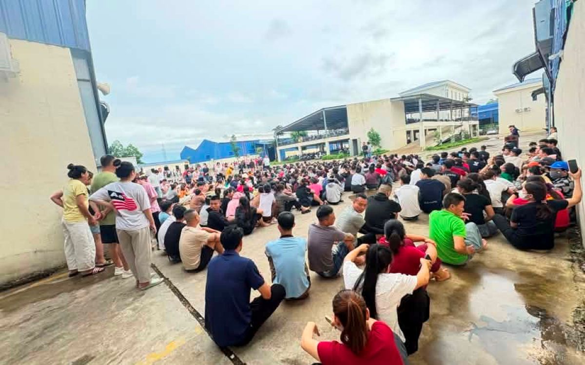 Cientos de trabajadores de Long Yi Vietnam Footwear Co., Ltd. detuvieron colectivamente el trabajo para presentar peticiones sobre los regímenes de bienestar. Foto: Kim Dung