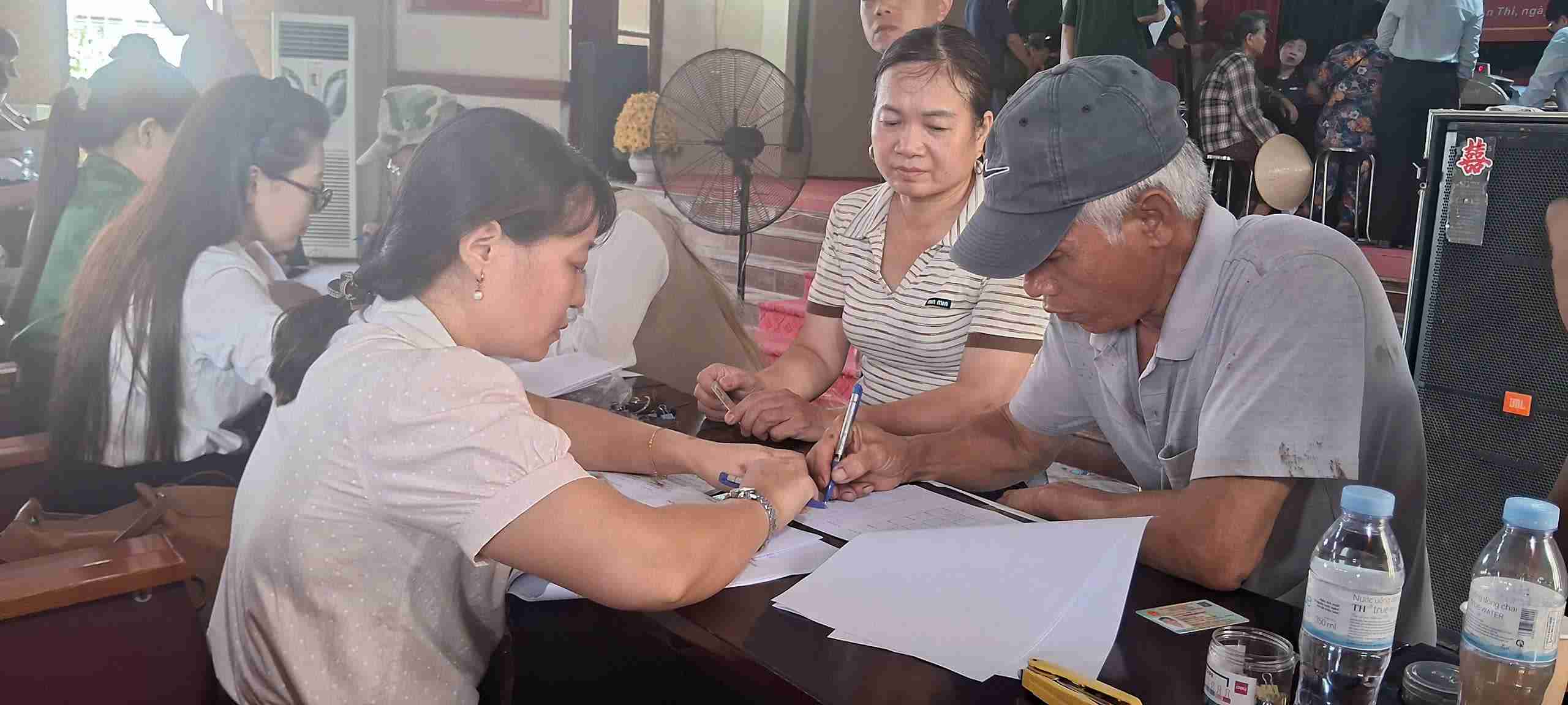 The work of paying compensation to households whose land is recovered is organized publicly, transparently, and in accordance with regulations. Photo: An Thi Commune