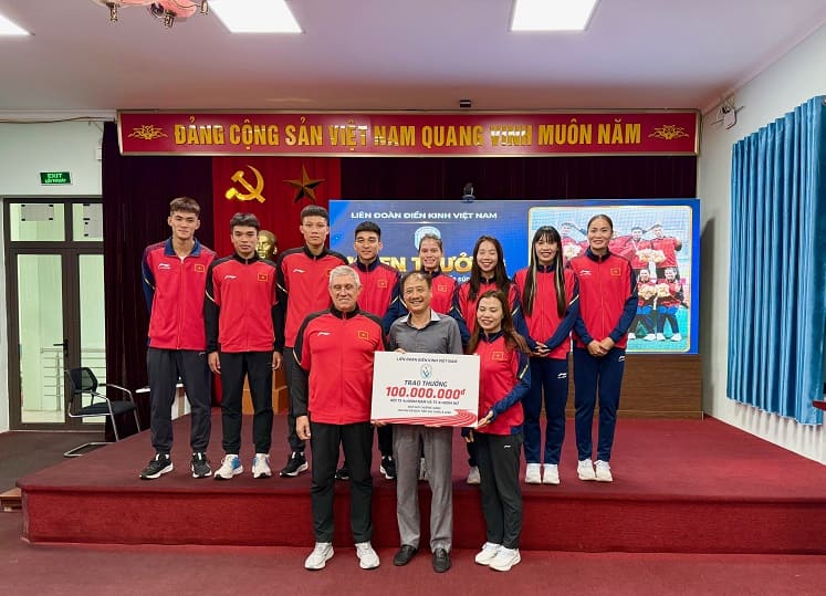 The relay athletic athlete was rewarded 100 million VND. Photo: Hoai Viet