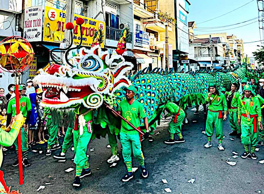 The 49m long green dragon set a Vietnamese record in the Nghinh Ong Quan Thanh De Quan Festival in Phan Thiet. Photo: Duy Tuan
