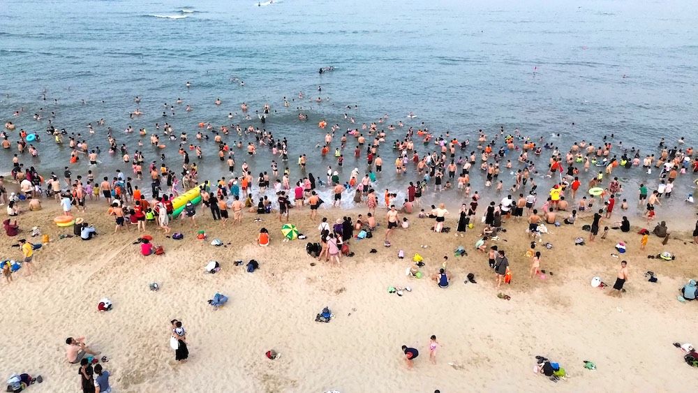 Tourists flock to Nhat Le beach, Quang Tri province during the holiday. Photo: Nguyen Luan