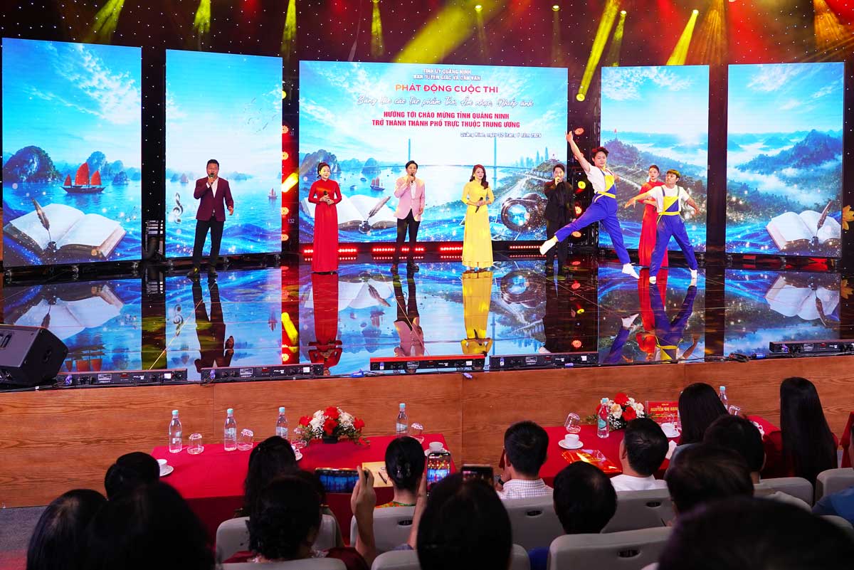  Chương trình nghệ thuật chào mừng lễ phát động với các ca khúc mới sáng tác của các văn nghệ sĩ Quảng Ninh. Ảnh: Đoàn Hưng