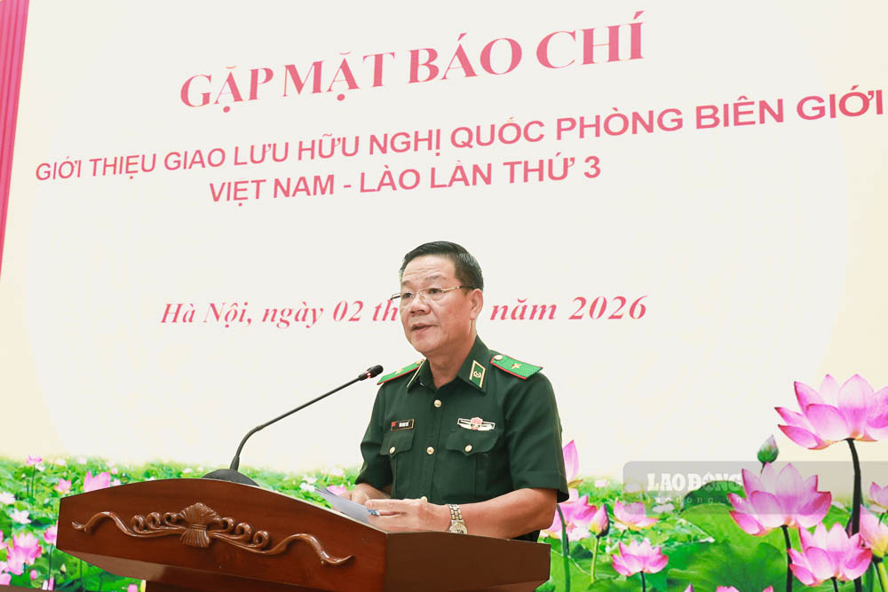 Major General Van Ngoc Que - Deputy Head of the Political Department of the Border Guard Command shared about cooperation activities at the Vietnam - Laos border and preparations for the Exchange program. Photo: Hai Nguyen