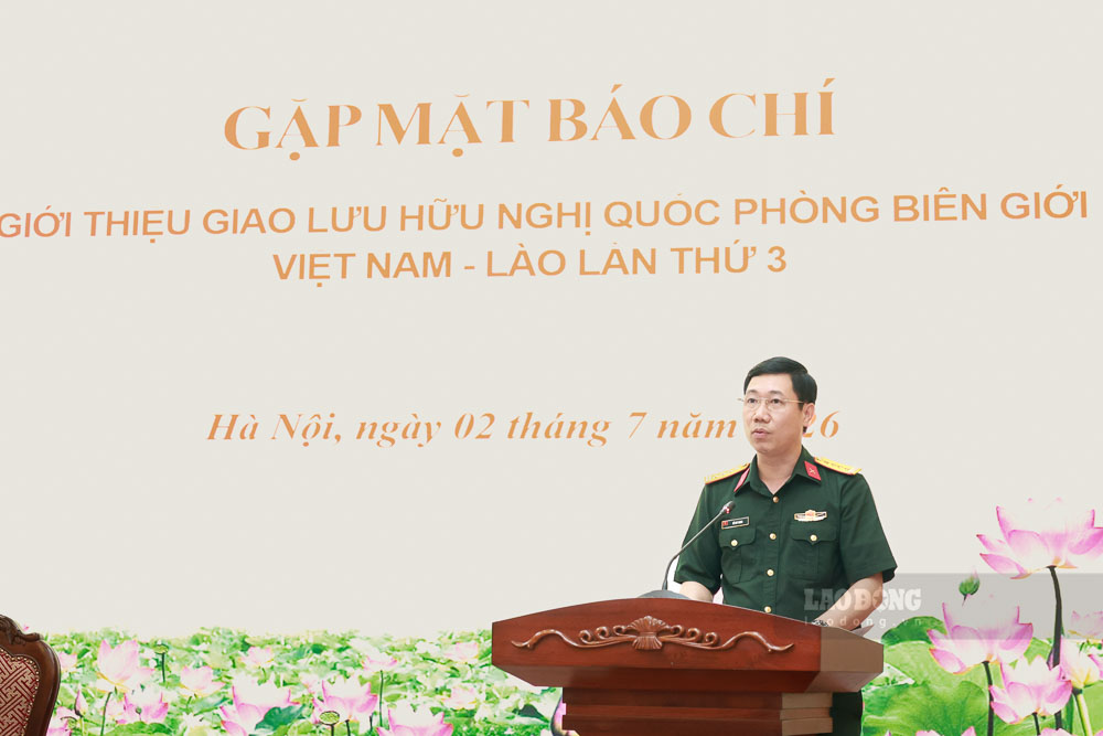 Đại tá Đỗ Duy Chinh, Phó cục trưởng Cục Tuyên huấn cung cấp thông tin cho báo chí về chương trình giao lưu. Ảnh: Hải Nguyễn