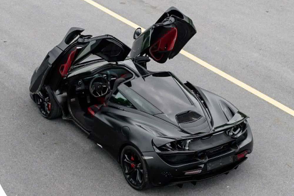 The matte black McLaren 720S with an appearance that evokes Batman style when appearing in Vietnam. Photo: Trieu Hung