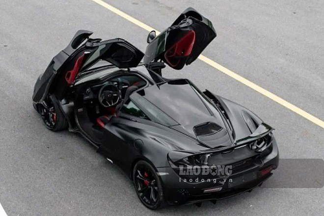The matte black McLaren 720S with an appearance that evokes Batman style when appearing in Vietnam. Photo: Trieu Hung