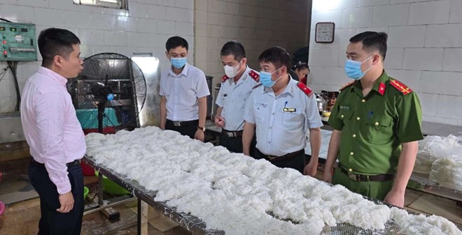 Nghe An functional forces inspect the compliance with legal regulations on ensuring food safety at business households in the area. Photo: Tu Thanh