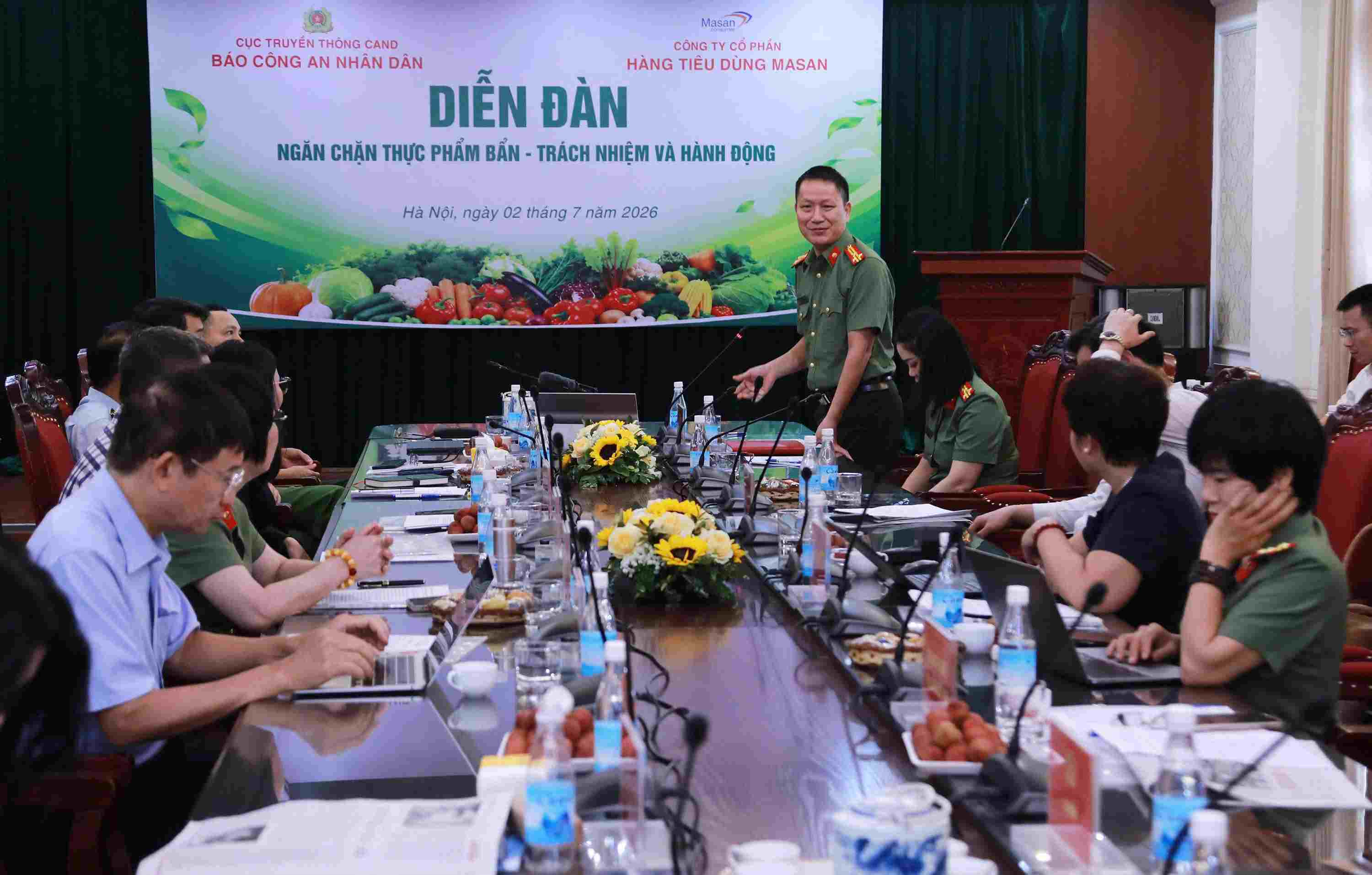 Các chuyên gia đưa ra thảo luận tại Diễn đàn “Ngăn chặn thực phẩm bẩn- Trách nhiệm và hành động“. Ảnh: Trần Hằng 