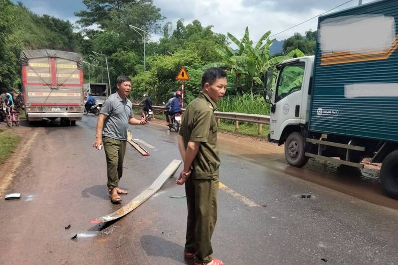 Hiện trường vụ tai nạn trên Quốc lộ 6, đoạn qua bản Đán, xã Yên Châu khiến một người tử vong. Ảnh: Hoàng Trung Lập
