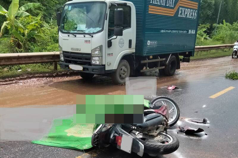 Scene of the accident on National Highway 6, passing through Dan village, Yen Chau commune, Son La province, killing one person. Photo: Hoang Trung Lap