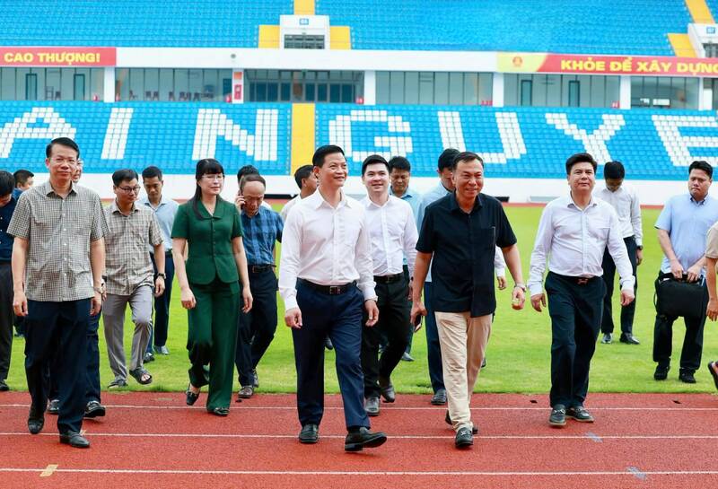 Các đại biểu khảo sát tại Sân vận động tỉnh Thái Nguyên. Ảnh: Thái Nguyên GOP