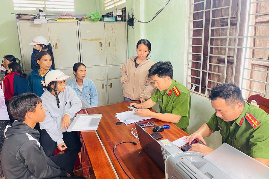 La police de la commune de La Lay (Quang Tri) aide les habitants de la région à activer l'identification électronique de niveau 2 et à intégrer les documents pertinents. Photo: Portail d'information électronique de la police de Quang Tri