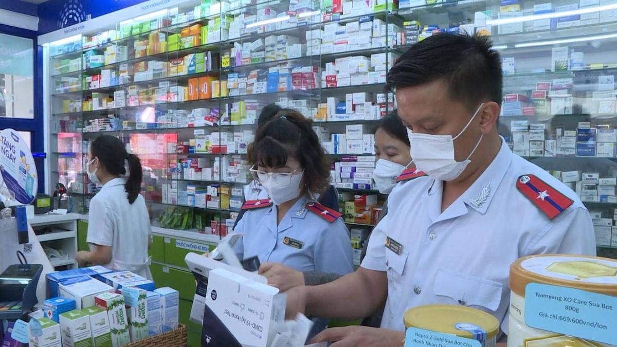 The Ministry of Health is required to closely monitor the developments of drug prices, medical supplies, and medical examination and treatment services. Photo: Hanoi Department of Health