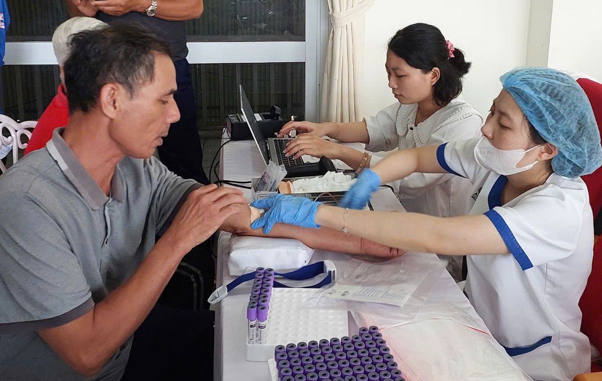 Professional staff perform the process of collecting DNA samples from relatives of martyrs. Photo: Hai Phong e-Portal