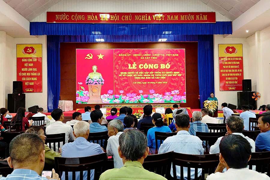 Hội nghị công bố nghị quyết về việc sắp xếp thôn và quyết định về tổ chức bộ máy, nhân sự thôn mới sau sắp xếp trên địa bàn xã Cát Tiên. Ảnh: theo cổng TTĐT Công an Lâm Đồng