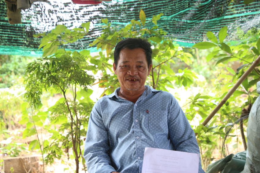 Ông Hồ Hữu Thành vui mừng vì sau khi phản ánh, ông và người dân được nhận đầy đủ tiền hỗ trợ thiên tai do địa phương phê duyệt. Ảnh: Hưng Thơ