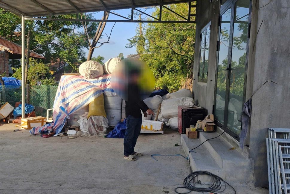 Đối tượng T.M.T thực nghiệm hiện trường vụ trộm xe máy sau khi bị bắt giữ. Ảnh: Công an