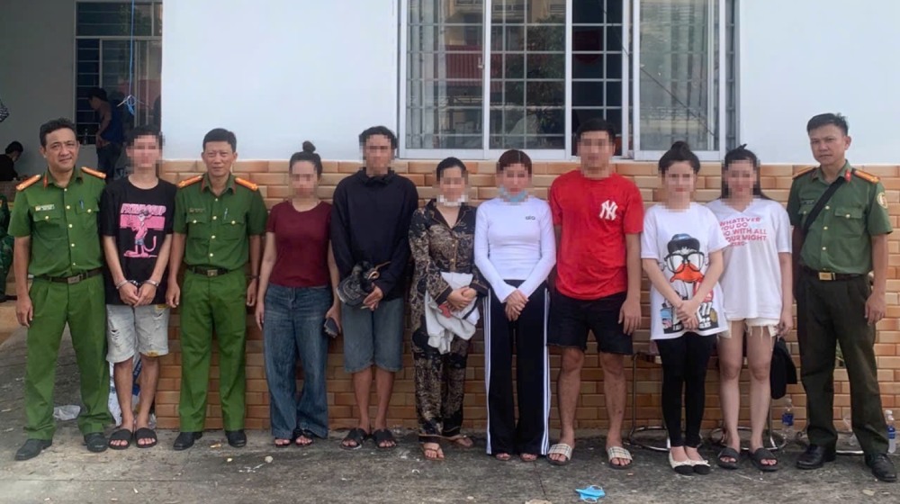 Phát hiện 1 đối tượng bị truy nã đặc biệt khi tiếp nhận công dân về nước. Ảnh: Công an cung cấp