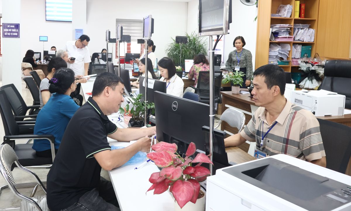 People come to submit dossiers to resolve administrative procedures at the Public Administration Service Center. Photo: Hai Phong e-Portal
