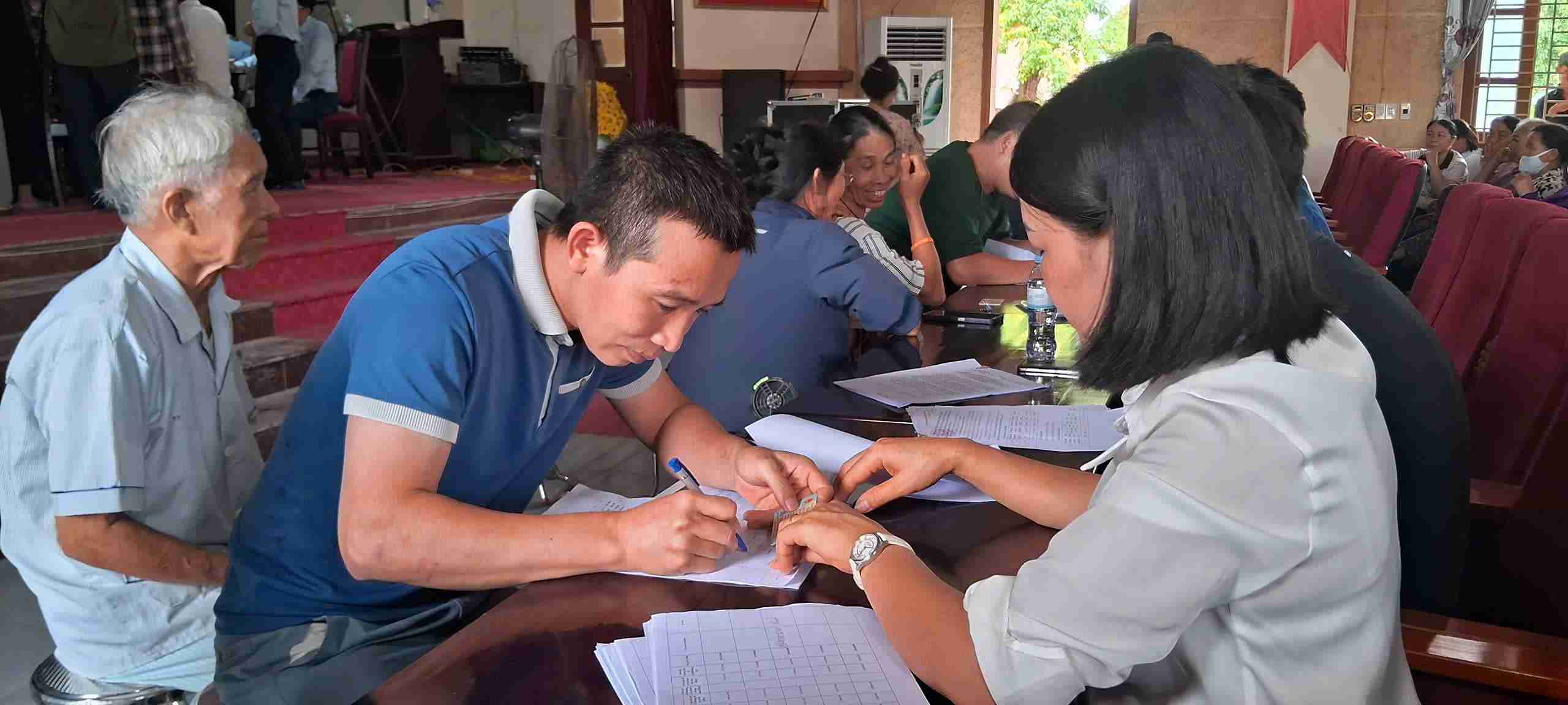 117 hộ dân xã Ân Thi nhận tiền bồi thường, hỗ trợ để thực hiện dự án Khu công nghiệp Văn Nhuệ - Hoàng Hoa Thám. Ảnh: Xã Ân Thi