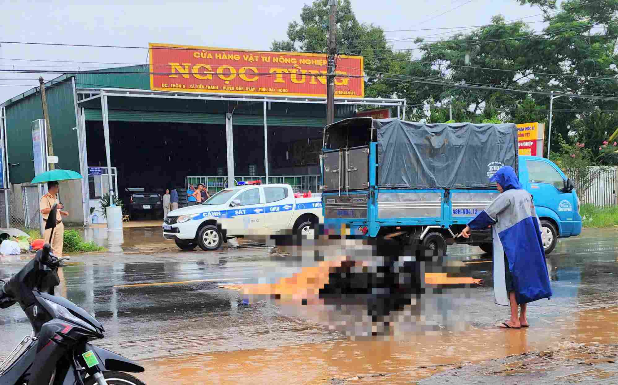 Scene of the collision between a truck and a motorbike that killed the man. Photo: Nguyen Quan