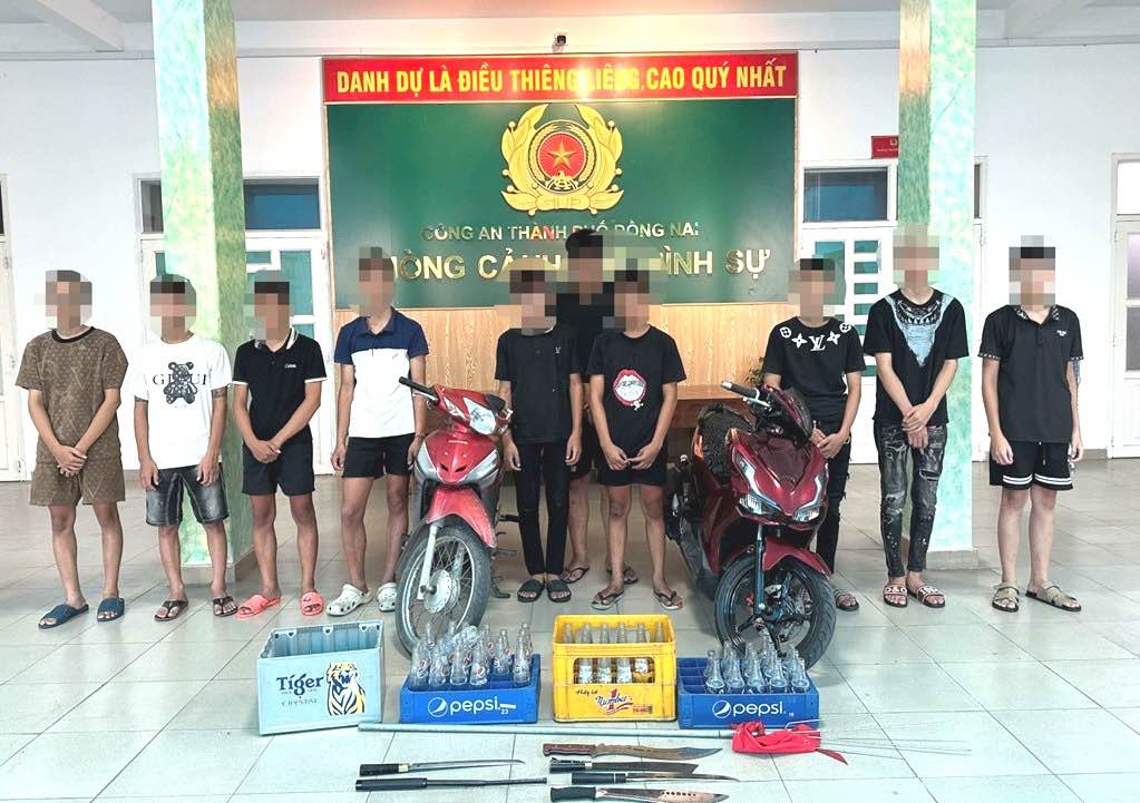Các đối tượng bị bắt cùng tang vật. Ảnh: Công an TP Đồng Nai
