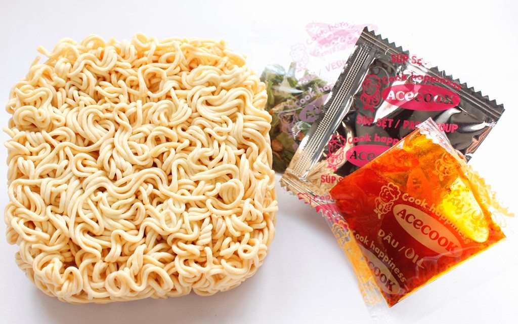 A complete pack of instant noodles will come with spice packs. Photo: Acecook Vietnam