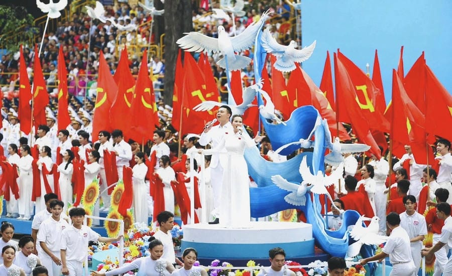 歌手ドン・フンが2025年4月30日の大祭典でボー・ハ・チャムと一緒に歌う。写真:アーティスト提供