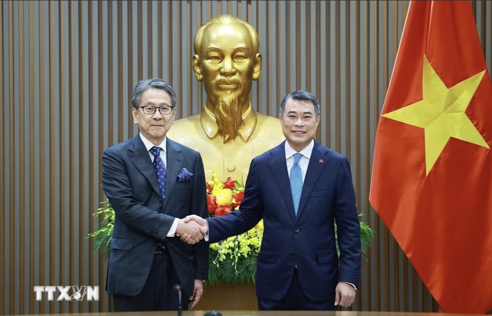 Politburo member, Prime Minister Le Minh Hung receives Chairman of Japan Bank for International Cooperation (JBIC) Maeda Tadashi. Photo: VNA