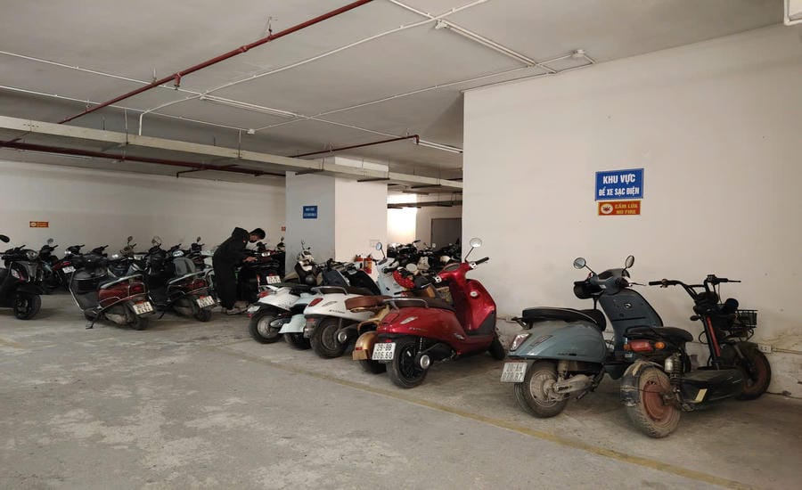 Without waiting for legal regulations, many apartment buildings have arranged separate electric vehicle parking spaces. Photo: Xuyen Dong