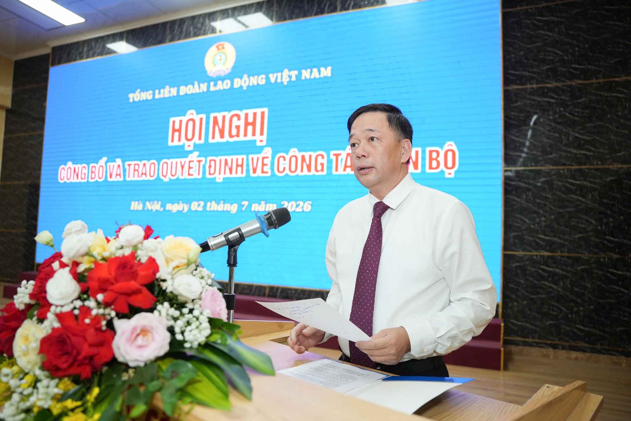 Ông Tống Văn Băng, Ủy viên Ban Thường vụ, Trưởng ban Quan hệ lao động Tổng LĐLĐVN đã công bố Quyết định của Tổng LĐLĐVN. Ảnh: Hữu Chánh